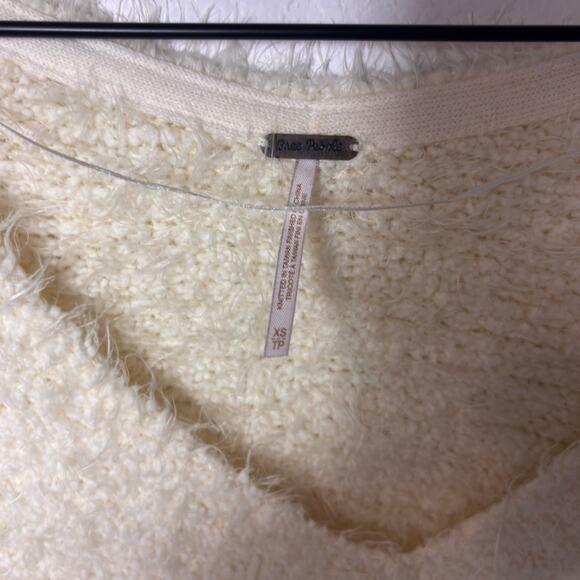 FREE PEOPLE FUZZY WHITE CREAM FUZZY V-NECK SWEATER SIZE XS 100% NYLON - Picture 6 of 6